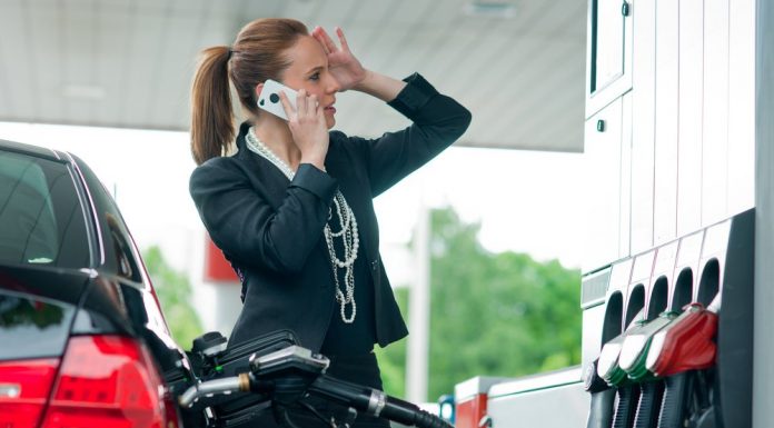 De mâine se ieftinesc carburanţii Noi preturi la combustibili