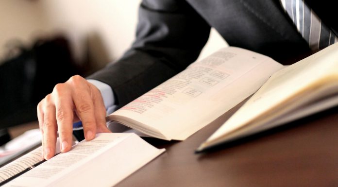 Trebuie să rețină cabinetul avocatului impozit pe venit la sursă din plațile acordate persoanei fizice? impozit pe venit la sursa