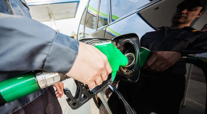 Оператор заправки вместо бензина залил в автомобиль дизельное топливо. Как взыскать ущерб?