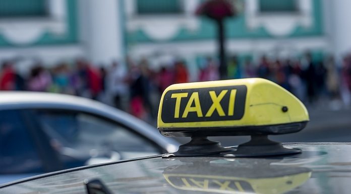 Водитель такси добился отмены штрафа и потребовал моральный ущерб. Что решил суд?