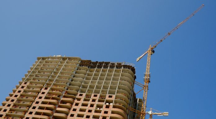 Застройщик опоздал со строительством новостроя. Можно ли взыскать ущерб?