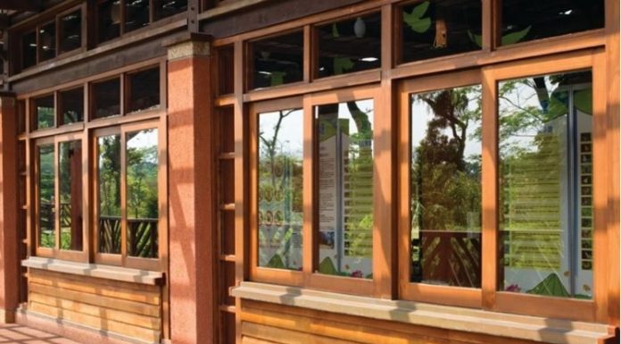 Установка деревянных окон и дверей. Нужна ли фирме лицензия?